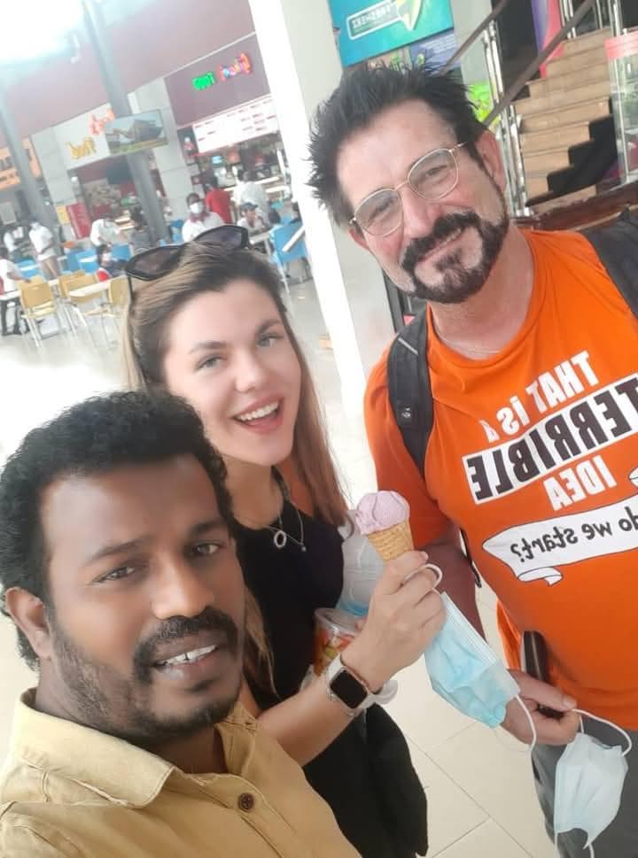 Travellers enjoying Sri Lanka